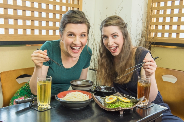 日本食を食べる外国人観光客