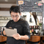 驚く飲食店経営者