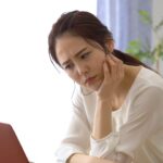 パソコン　悩む女性